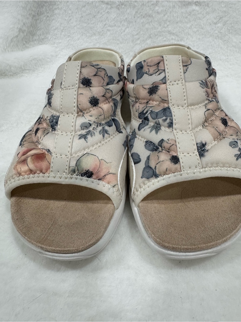 Easy Spirit NWOT. Floral Quilted Slide Sandals - Cream Pink/Peach